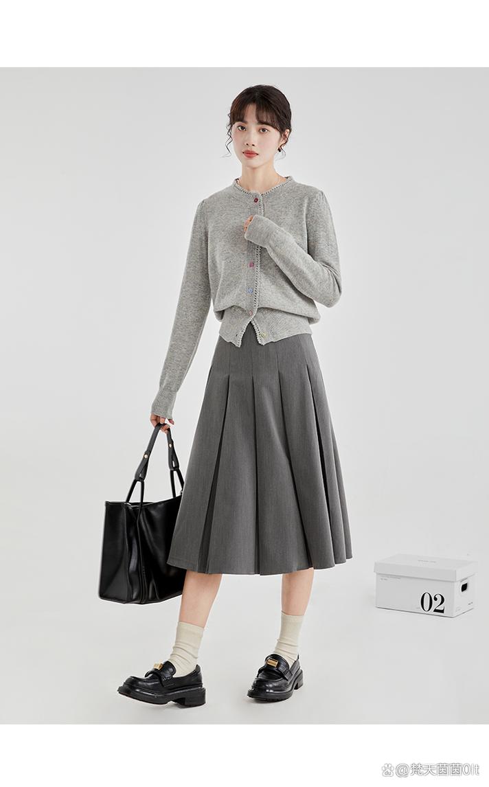 灰色短t恤怎么搭配裤子