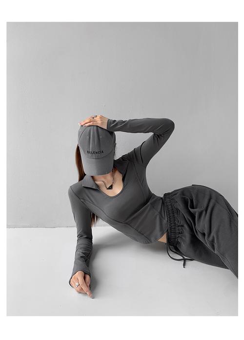 灰色短t恤怎么搭配裤子