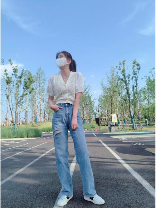 白色蓝色的鞋子怎么搭配衣服的图片