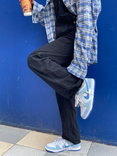 白色蓝色的鞋子怎么搭配衣服的图片