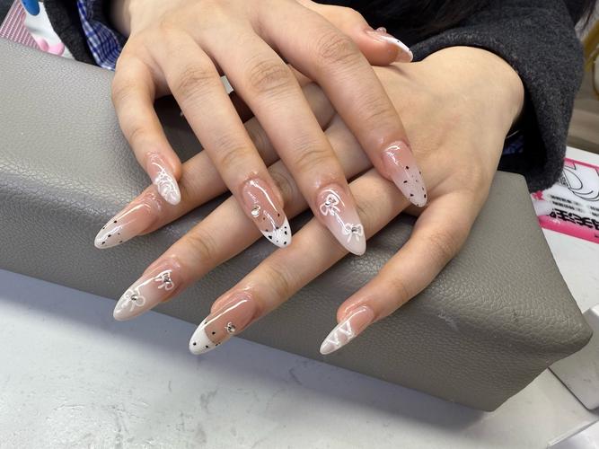 白色配什么颜色最好看