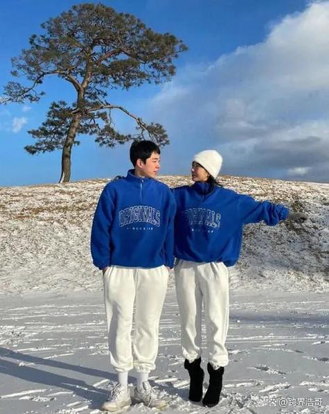 白色蓝色的鞋子怎么搭配衣服