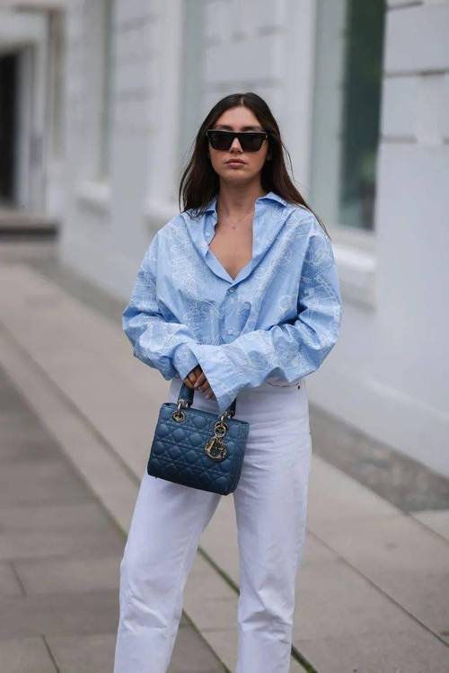 白色蓝色的鞋子怎么搭配衣服