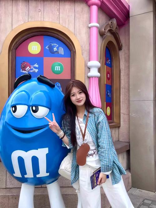 蓝色格子长衬衫怎么搭配什么裤子好看吗