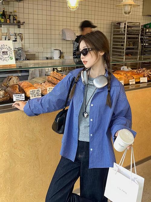 蓝色格子长衬衫怎么搭配图片欣赏