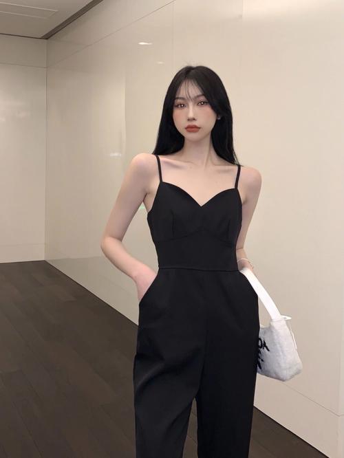 吊带连体长裤怎么搭配图片