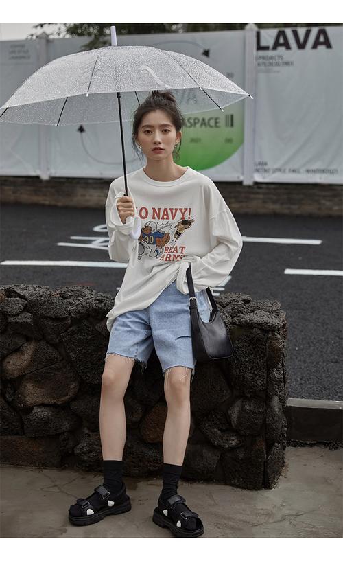 印花白t恤怎么搭配