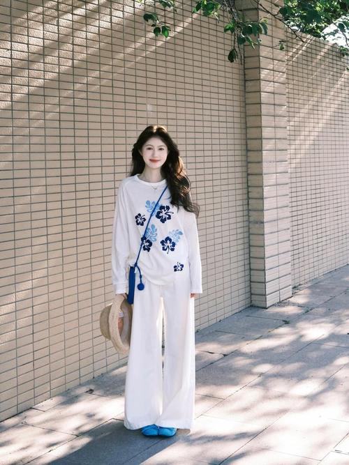 印花白t恤怎么搭配