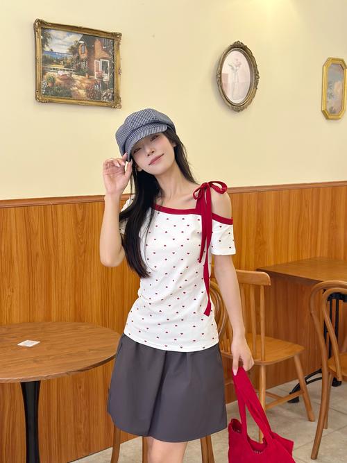 印花白t恤怎么搭配