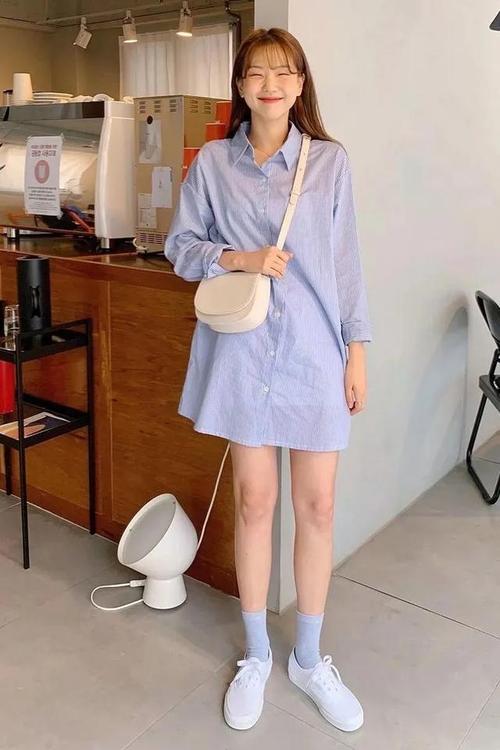 白色运动连衣裙怎么搭配