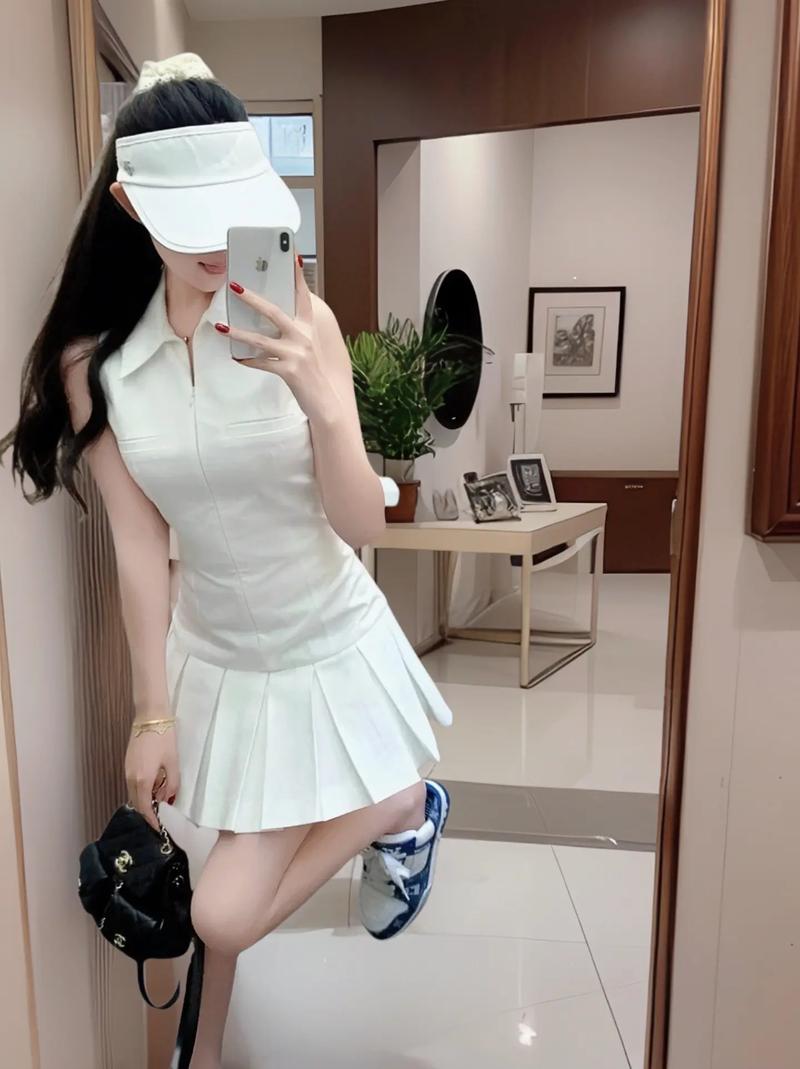 白色运动连衣裙怎么搭配