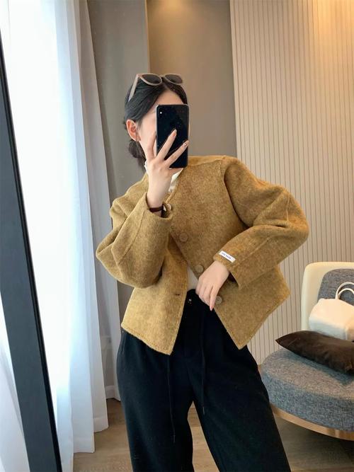 短呢大衣该怎么搭配衣服