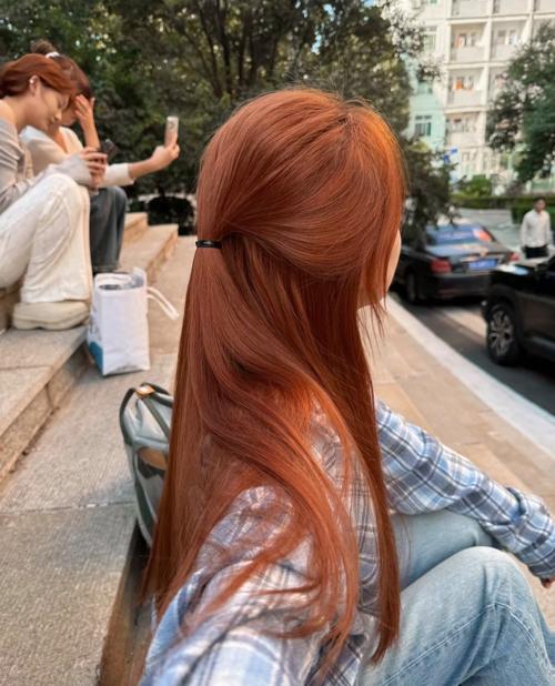 脏橘色头发怎么搭配衣服