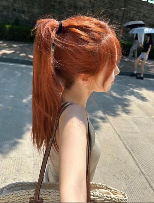 脏橘色头发怎么搭配衣服