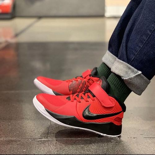 红色的篮球鞋怎么搭配衣服好看