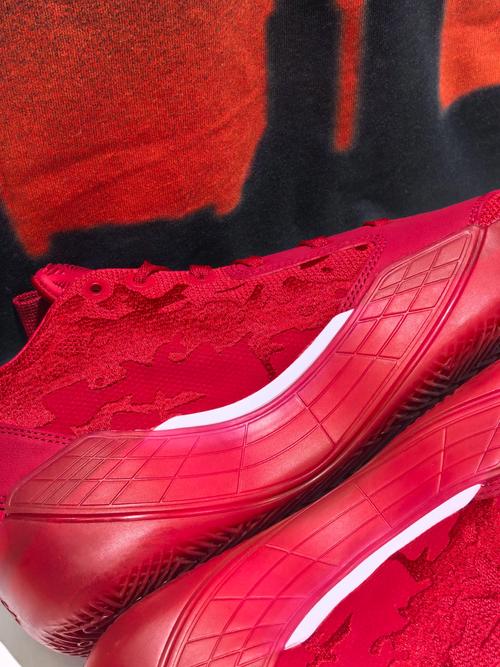 红色的篮球鞋怎么搭配衣服好看