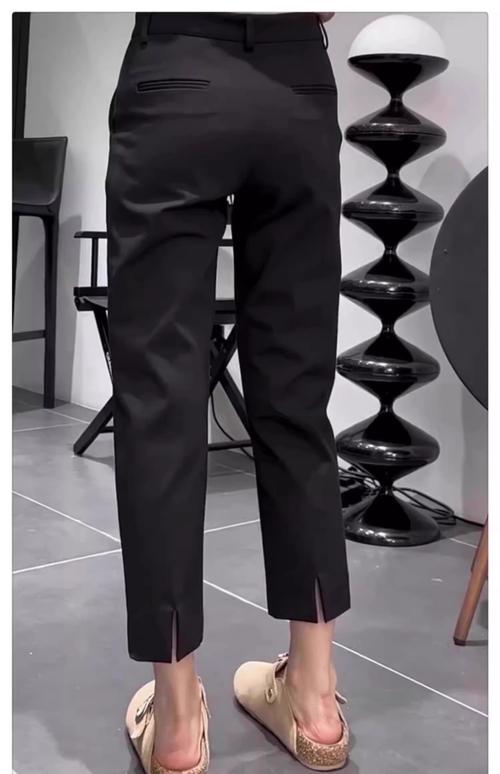 裤腿开叉的黑裤子怎么搭配