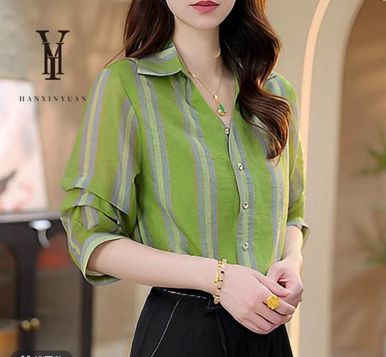 白绿色横条纹上衣怎么搭配