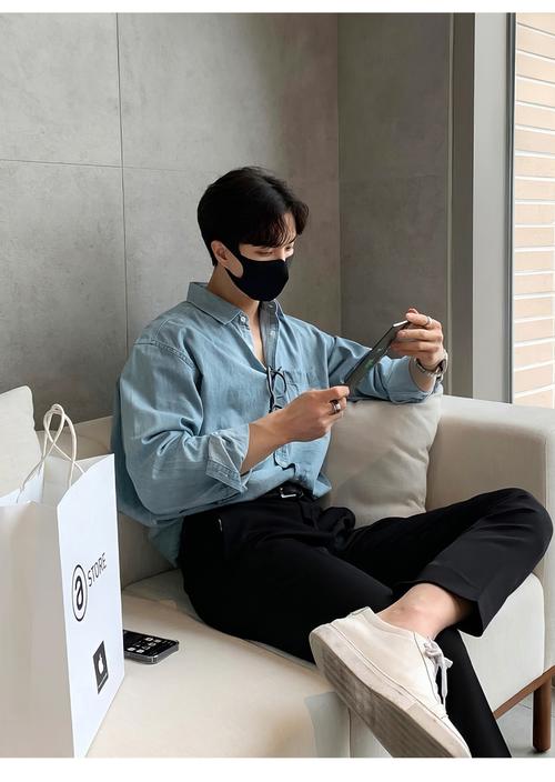 男士薄牛仔衬衫怎么搭配