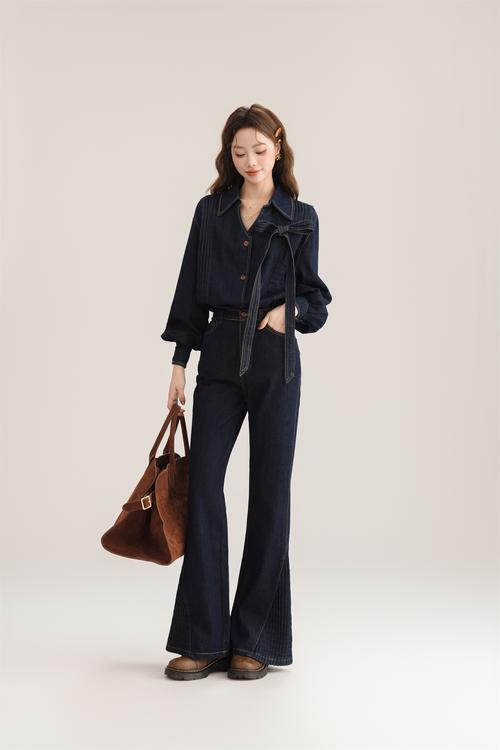 复古牛仔裤配什么上衣