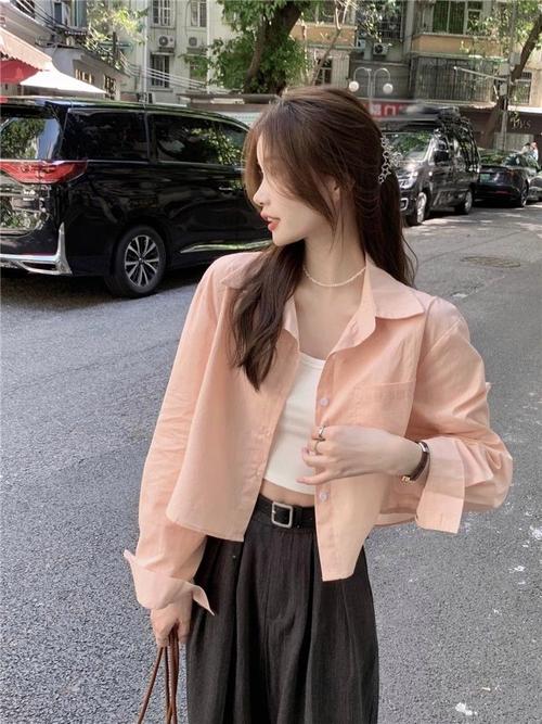 粉色蓬松上衣怎么搭配什么外套