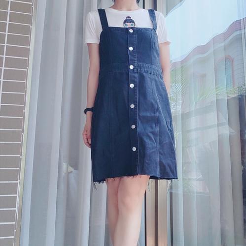 黑牛仔背带裙怎么搭配