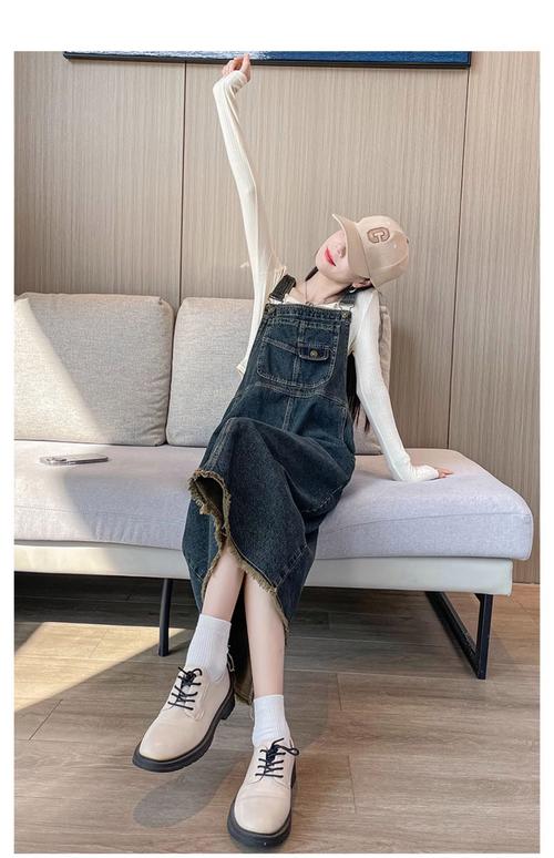 黑牛仔背带裙怎么搭配