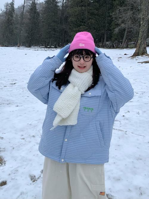 亮蓝色棉袄怎么搭配