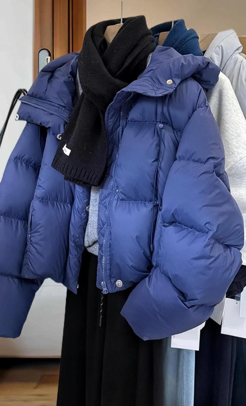 亮蓝色棉袄怎么搭配