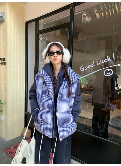 亮蓝色棉袄怎么搭配