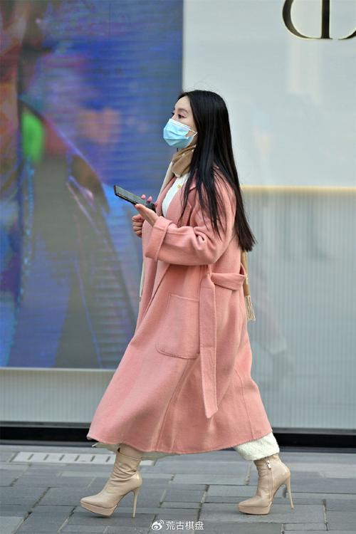 裸色靴子怎么搭配衣服图片大全