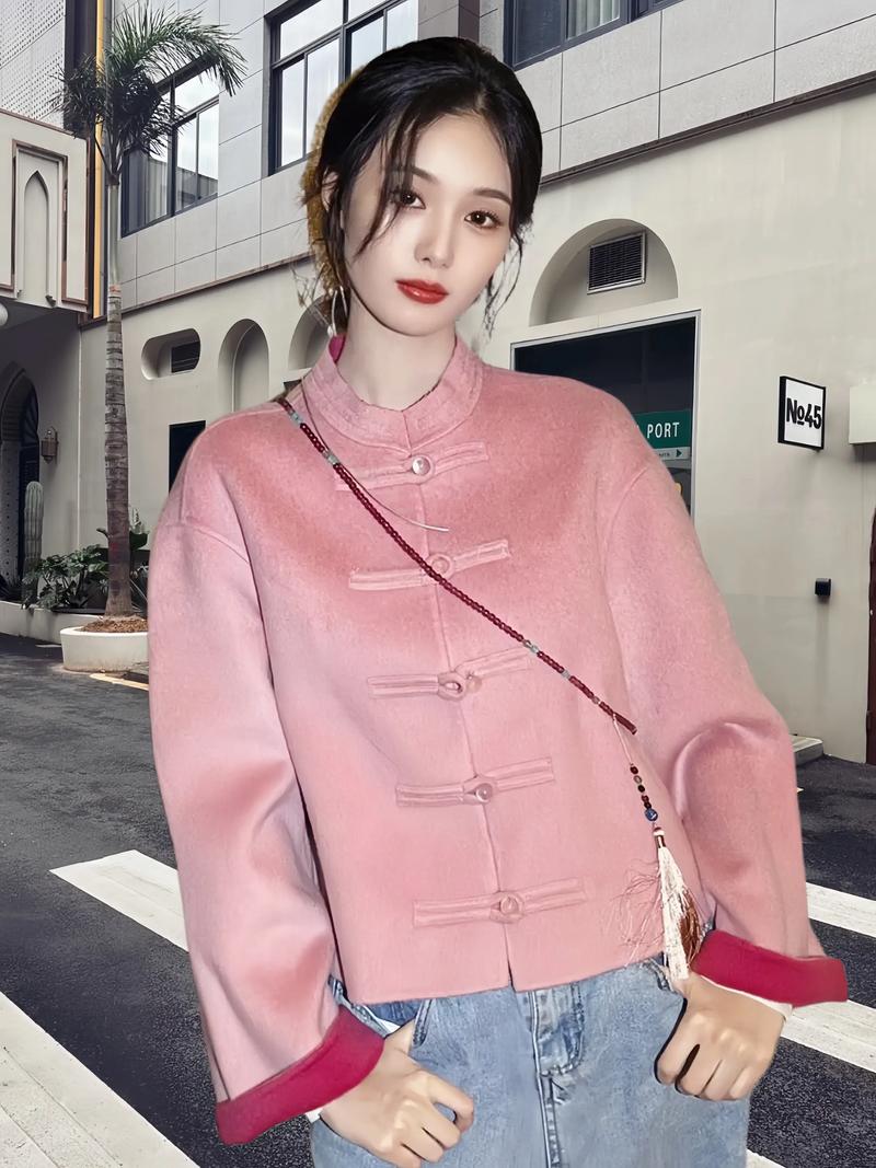 短款粉色毛呢怎么搭配