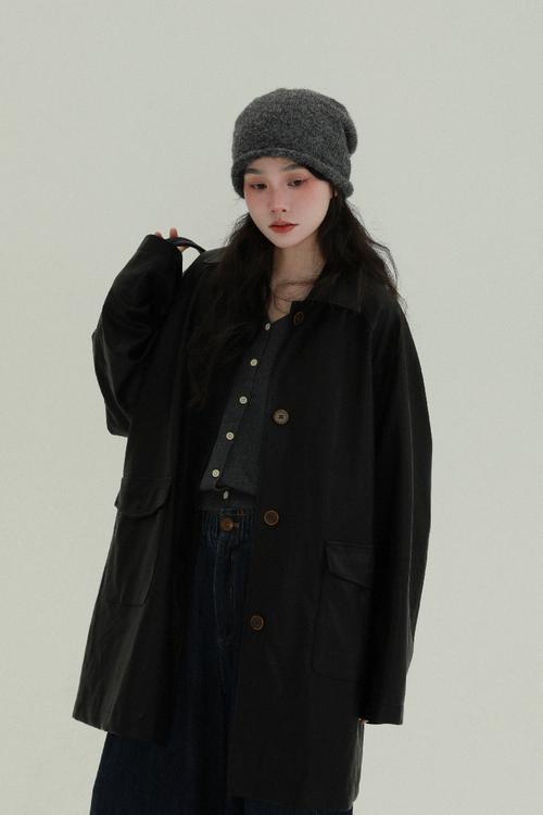 系腰带中长皮衣怎么搭配图片