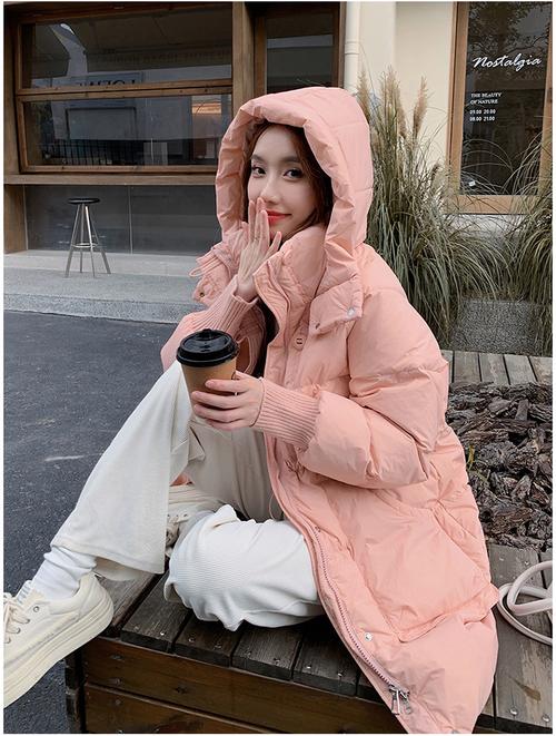 粉红色的长款羽绒服怎么搭配什么裤子