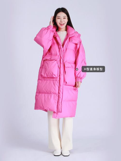 粉红色的长款羽绒服怎么搭配什么裤子