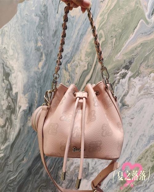 粉色挎包怎么搭配衣服图片