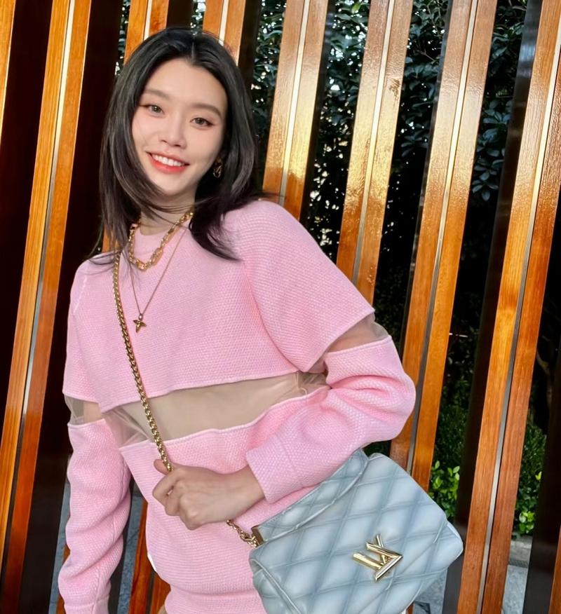 粉色挎包怎么搭配衣服图片