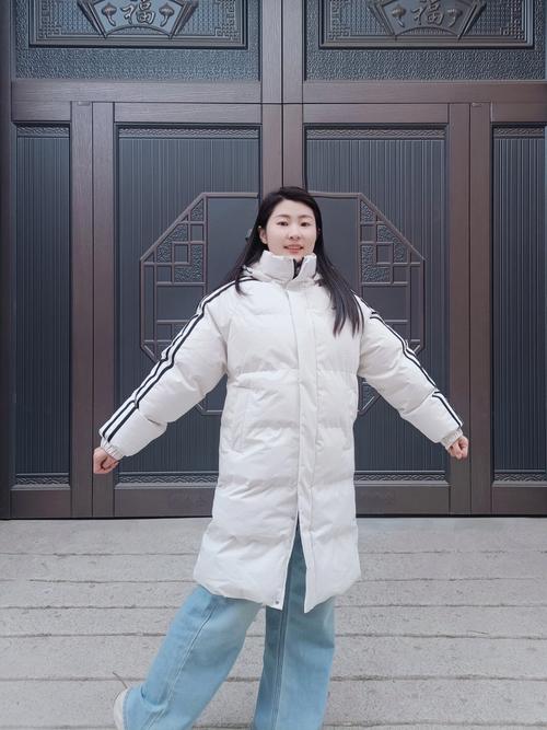 长款白色棉衣里面怎么搭配图片