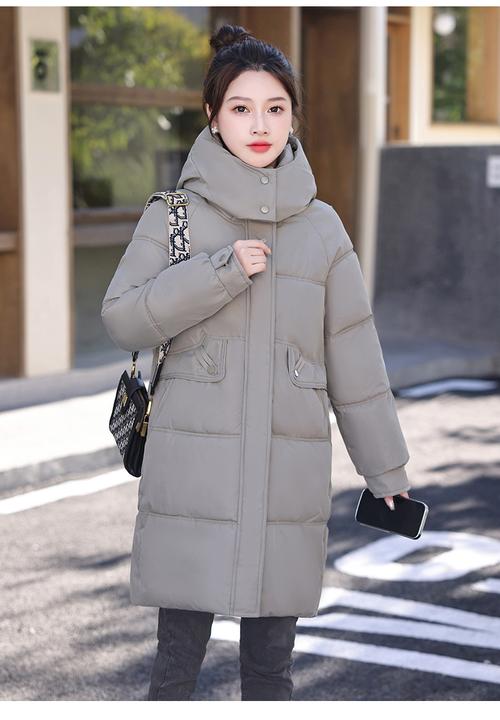 长款白色棉衣里面怎么搭配图片