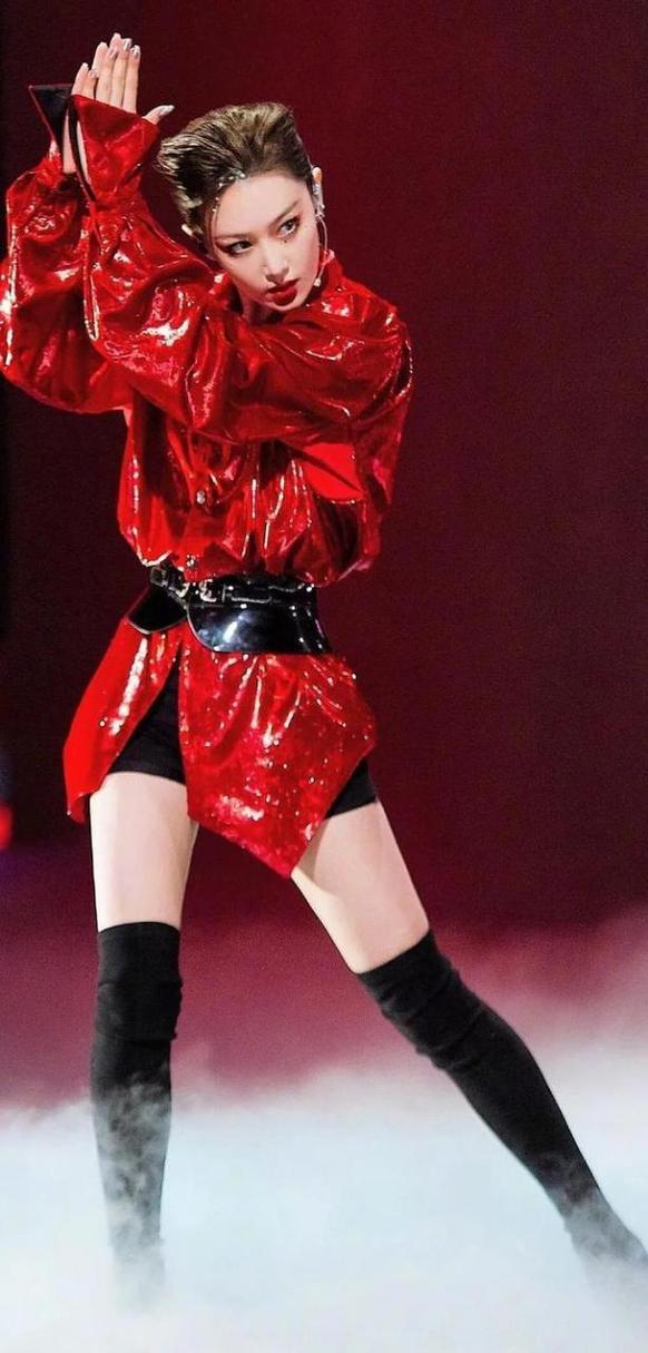 红色皮衣配什么裤子