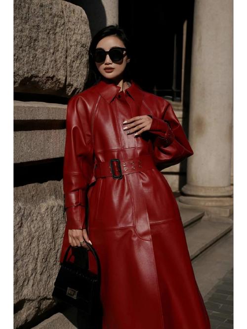 红色皮衣配什么裤子