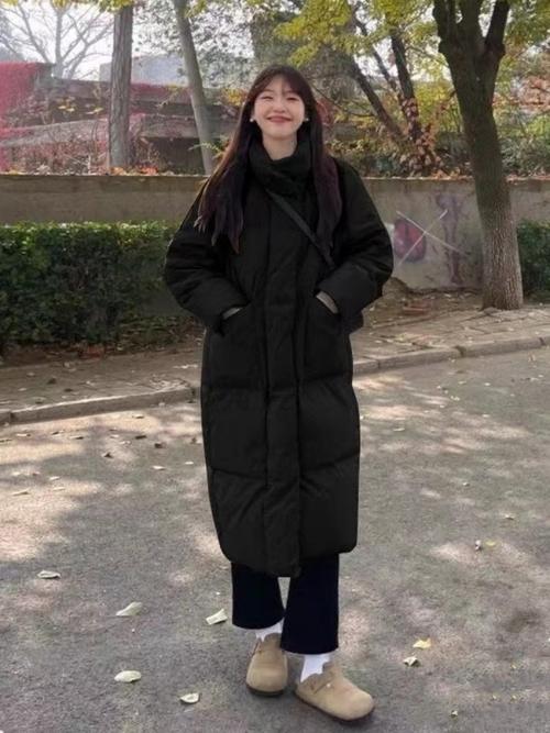 黑色中长款棉衣里面怎么搭配图片