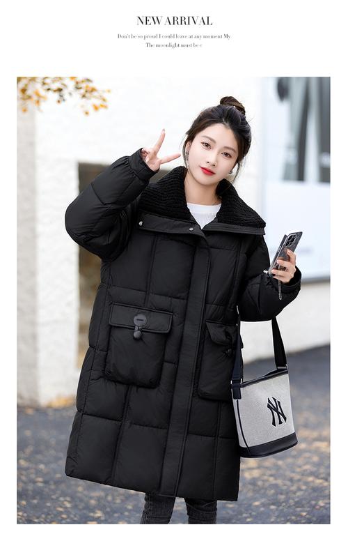 黑色中长款棉衣里面怎么搭配图片