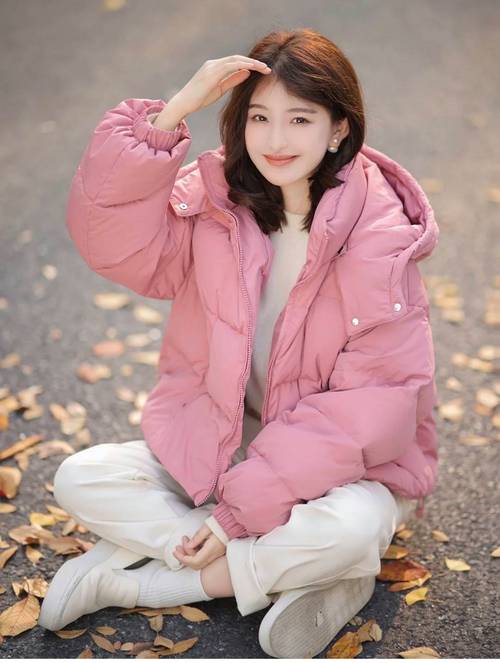 浅粉色无领薄羽绒服怎么搭配