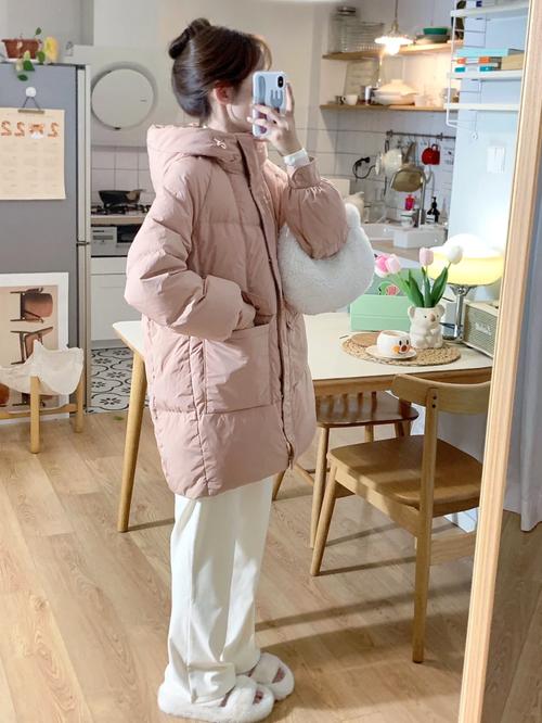 浅粉色无领薄羽绒服怎么搭配