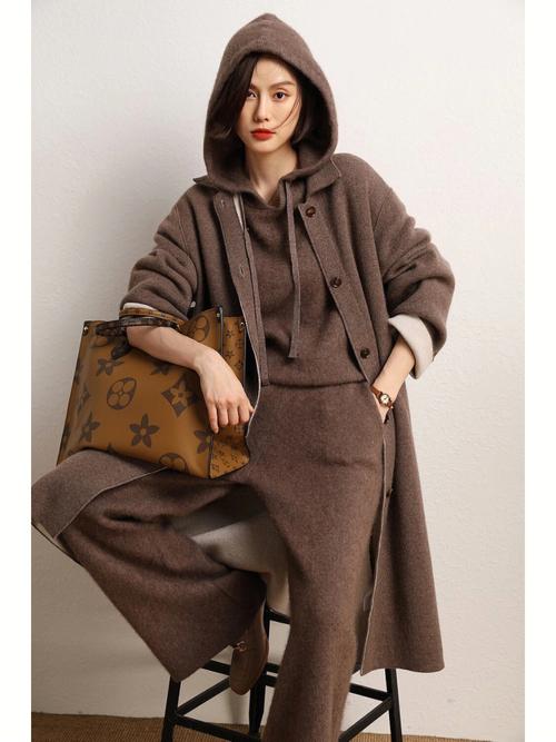 羊绒大衣配什么帽子