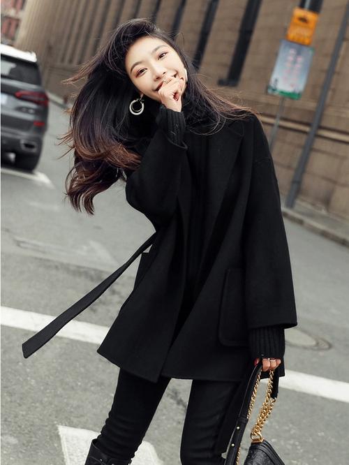 黑色短呢大衣怎么搭配