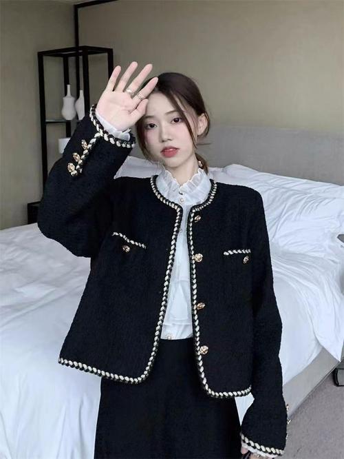 黑色短呢大衣怎么搭配