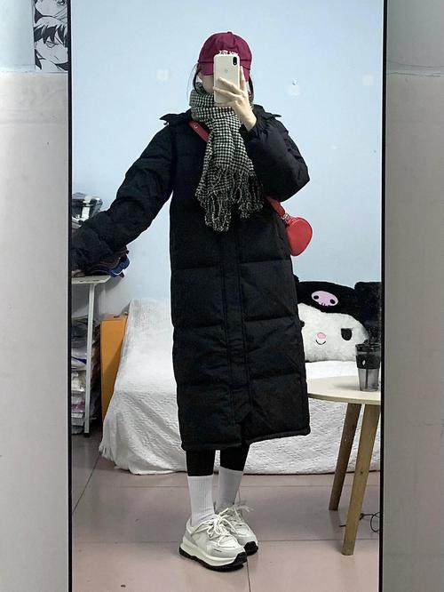 黑色中长款棉袄怎么搭配什么裤子好看