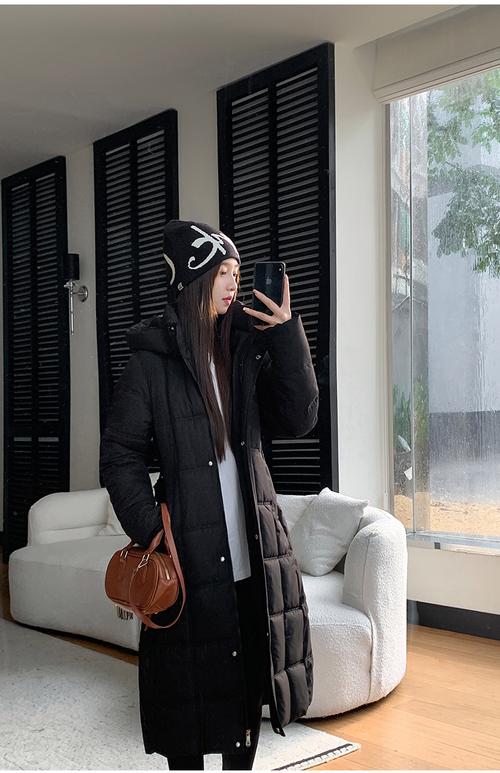 黑色长款棉袄怎么搭配什么裤子好看吗